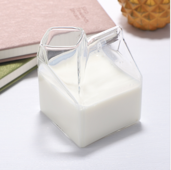 ပွင့်လင်းဖန်ခွက်များဖြင့်ပြုလုပ်သောအလှဆုံးအချိုရည်များ